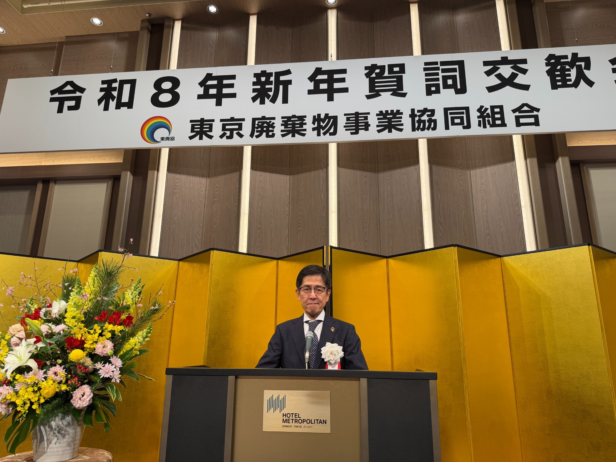 写真：懇談の輪が広がる