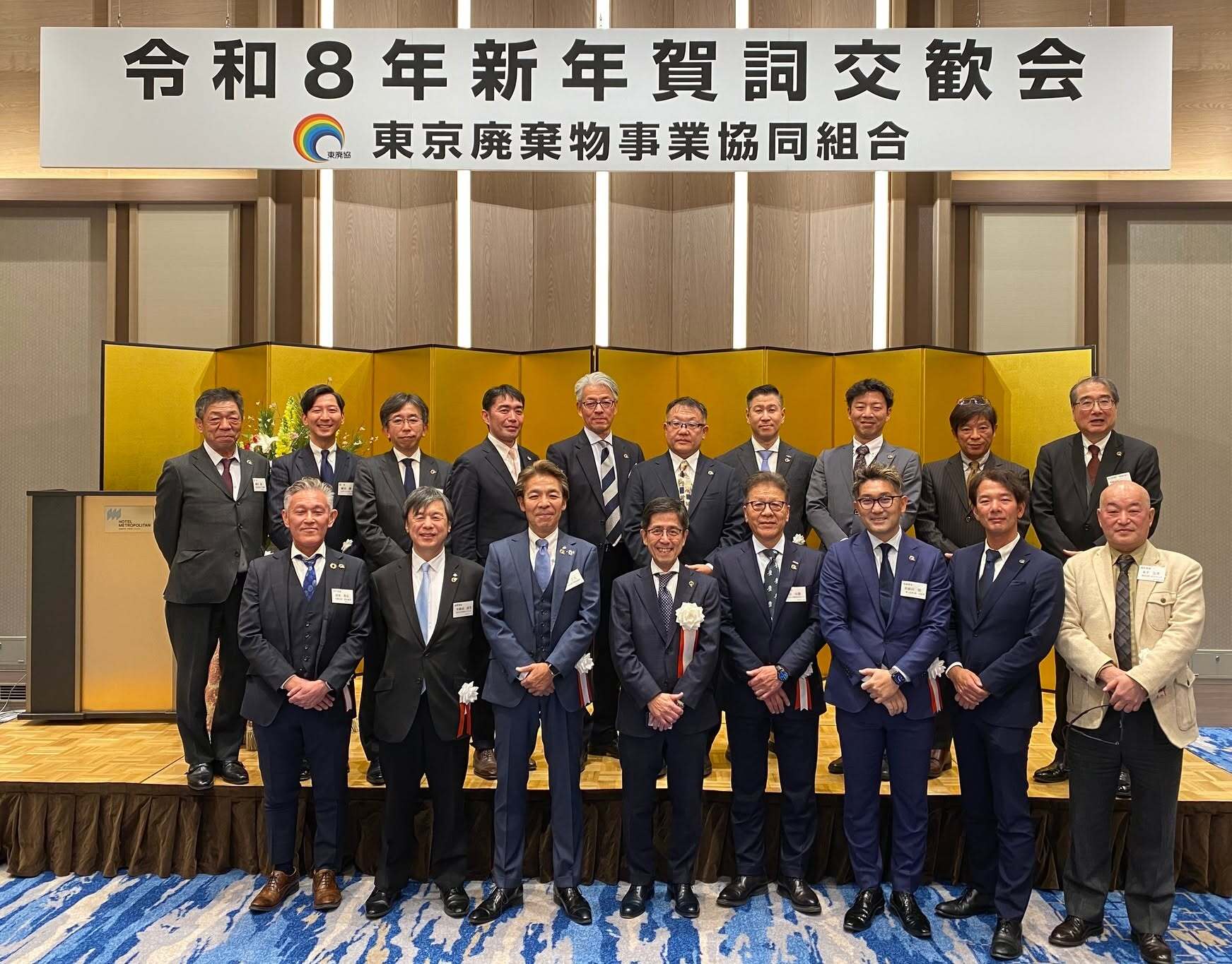 写真：詞交換会終了後の理事会メンバーと関係者の集合写真